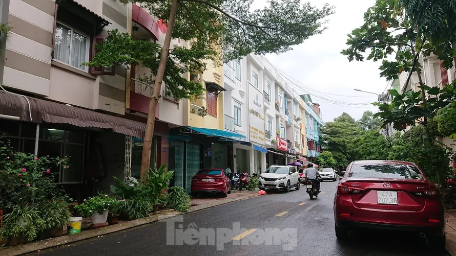 Giám đốc Cty Phú Xuân Trương Công Lưu cho biết, ông đã bán mỗi căn nhà này với giá 2,2 tỷ đồng, nhưng không có sổ đỏ. Trong khi đó, UBND tỉnh Đắk Lắk không xem xét giải quyết để chuyển khu đất này sang đất ở thương mại.