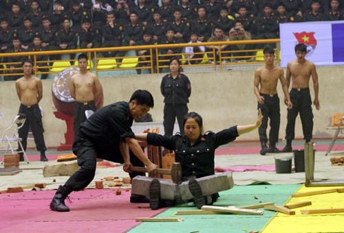 Nữ cảnh sát giao thông tay không đánh 'cướp'
