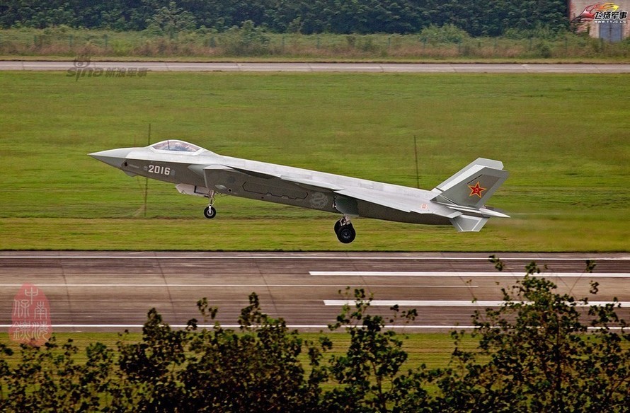 Tiêm kích J-20 Trung Quốc so đọ với siêu chiến đấu cơ T-50 Nga