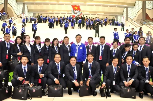 Bí thư thứ nhất BCH Trung ương Đoàn khóa X Lê Quốc Phong và các đại biểu về dự Đại hội Đoàn toàn quốc lần thứ XI, sáng ngày 10/12