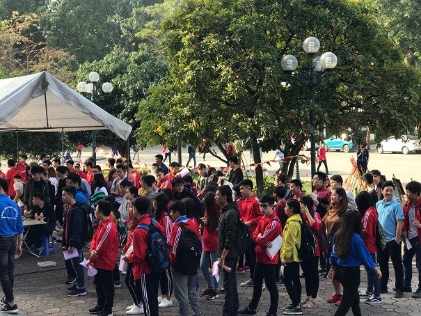 Đến 16h chiều nay 22/1, tức cuối ngày thứ hai của sự kiện, vẫn còn đông nghịt sinh viên, tình nguyện viên xếp hàng đăng ký hiến máu. (Ảnh: Lê Việt)