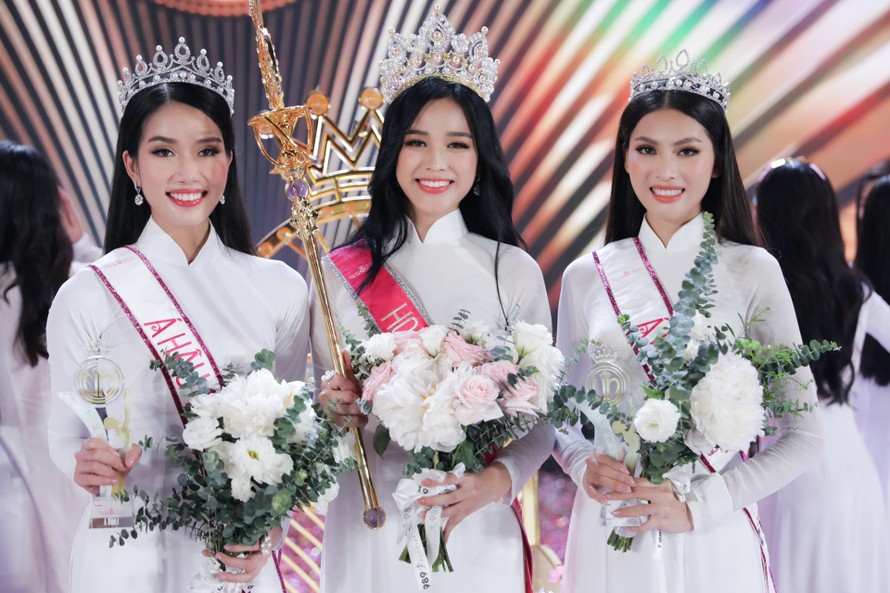 Hoa hậu Đỗ Thị Hà cùng hai Á hậu Phạm Ngọc Phương Anh và Nguyễn Lê Ngọc Thảo trong giờ phút đăng quang Hoa hậu Việt Nam năm 2020.