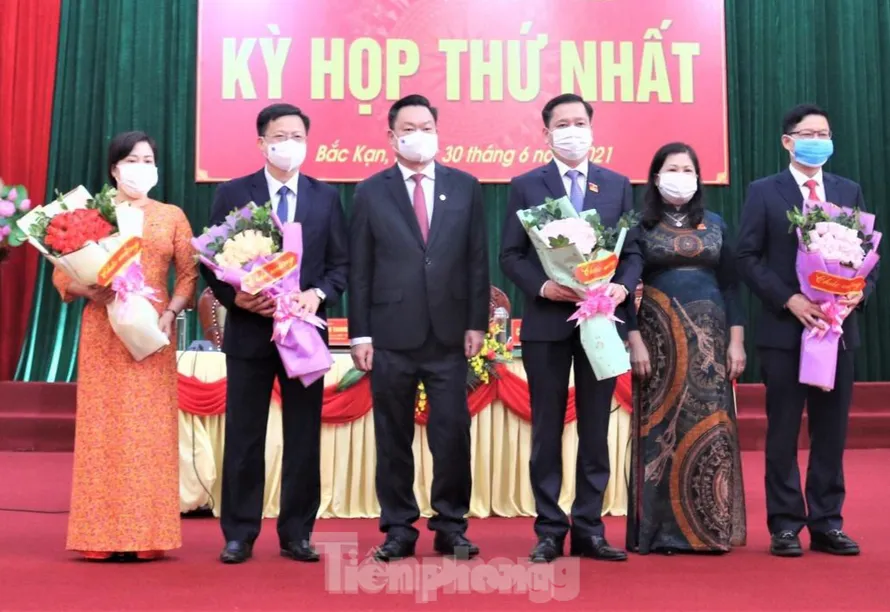 Chủ tịch và các Phó chủ tịch UBND tỉnh Bắc Kạn nhận hoa chúc mừng của lãnh đạo HĐND tỉnh. Ảnh: BK