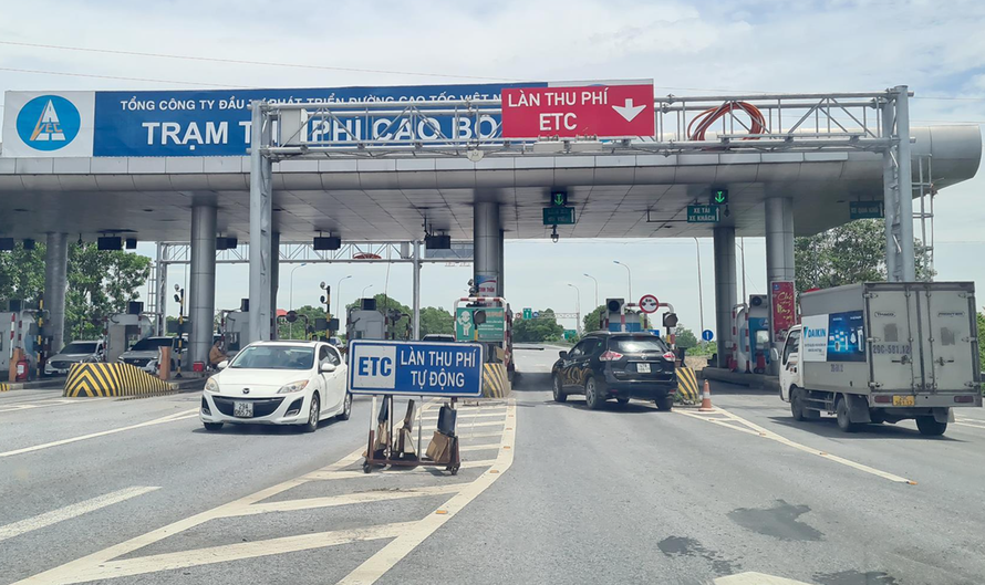 Hàng loạt tuyến cao tốc đầu tư công chuẩn bị đưa vào khai thác, nhưng việc có thu phí hay không, thu ra sao vẫn còn nhiều điều phải bàn. (Trạm thu phí Cao Bồ trên tuyến cao tốc Hà Nội - Ninh Bình). Ảnh: Phạm Thanh
