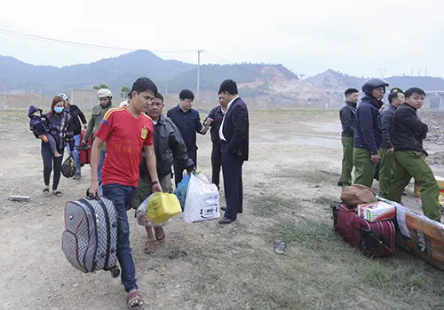 Hành lý của người bị nạn nằm ngổn ngang bên đường. Ảnh: Nguyễn Đông