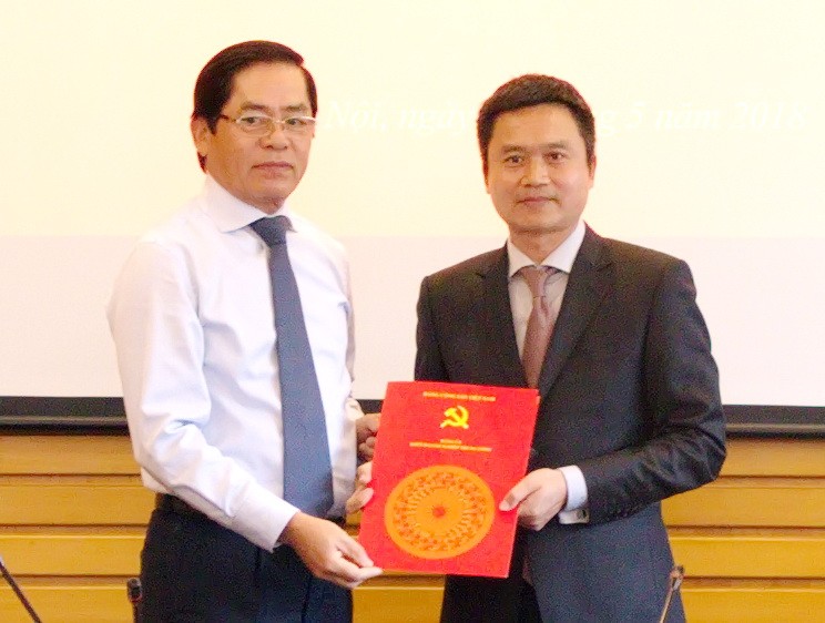 Ủy viên BCH TW Đảng - Bí thư ĐUK DNTW Phạm Viết Thanh trao & Chủ tịch HĐQT Petrolimex Phạm Văn Thanh nhận quyết định