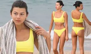 Chân dài Victoria's Secret khoe dáng đẹp như tạc tượng ở biển