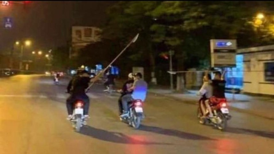 Hai nhóm thanh niên vác dao rượt đuổi như phim hành động