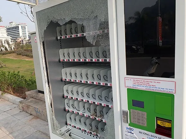 Đập nát máy bán hàng tự động ở Hạ Long để trộm nước