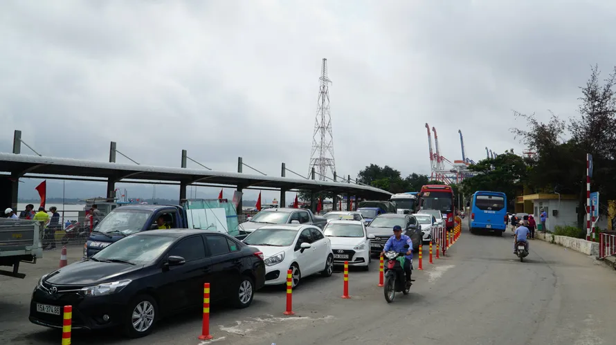 Quay đầu vé bán cho khách, hàng loạt cán bộ bến phà tuyến đảo Cát Bà bị bắt giữ