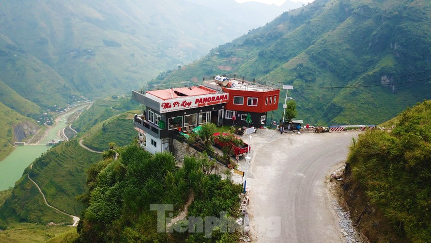 Bất ngờ công trình 'chui' trên đỉnh Mã Pì Lèng được huyện coi là điểm du lịch