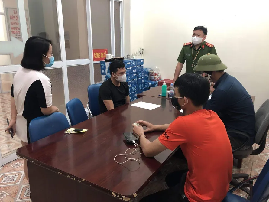 Giao vợ lái ô tô, chồng con đi bộ trốn chốt kiểm dịch