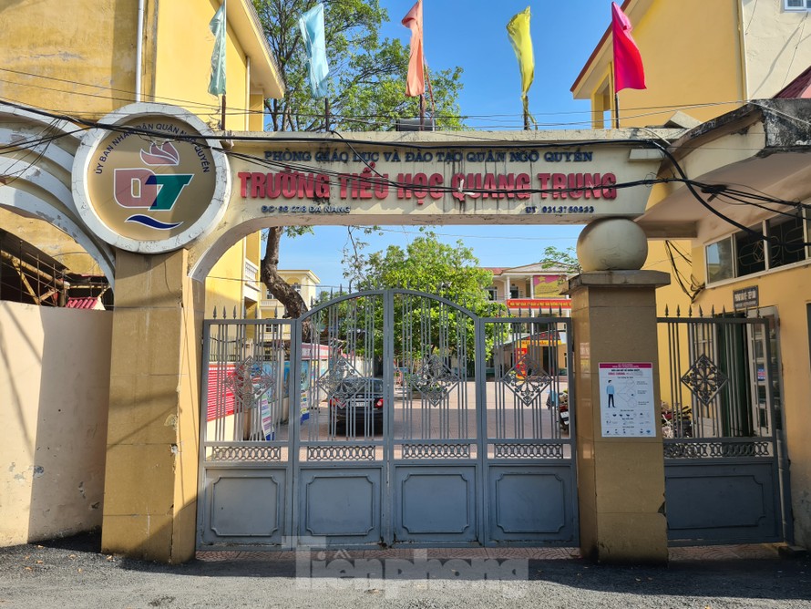Học sinh tiểu học đội nắng ở cổng trường vì đi học sớm: Xem xét học ngày 1 buổi