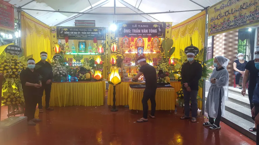 Đang dựng rạp cưới, 2 cha con chú rể bị điện giật tử vong
