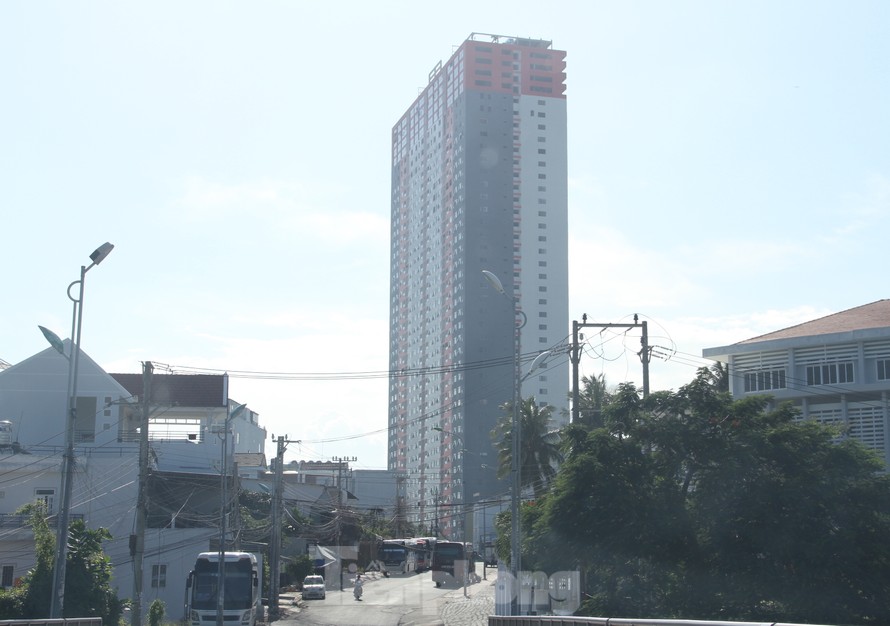 Xử phạt chung cư 43 tầng chưa xây xong đã cho dân vào ở