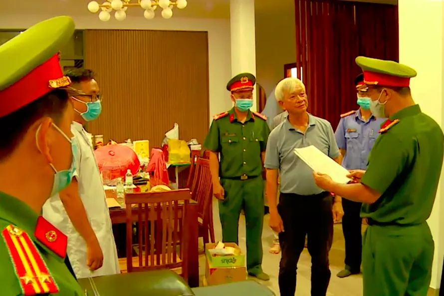 Công an độc lệnh bắt ông Nguyễn Chiến Thắng (thứ 2 từ phải qua). Ảnh công an cung cấp.