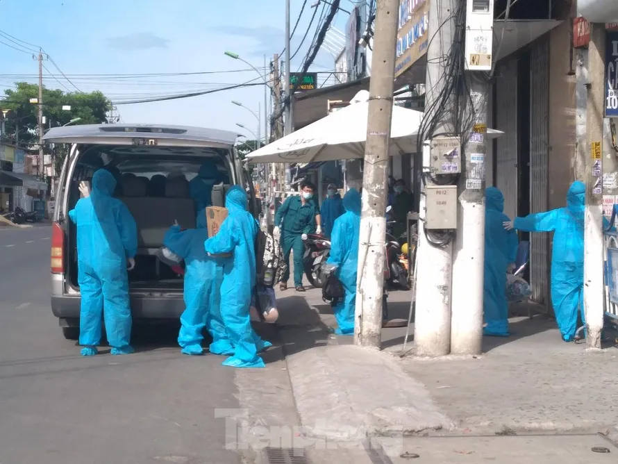 Lực lượng y tế đưa người nghi nhiễm COVID - 19 tại phường Vĩnh Phước - TP. Nha Trang đi cách ly. Ảnh LỮ HỒ.