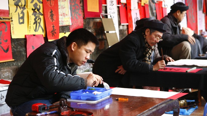 Năm nay sẽ không có cảnh các ông đồ “nhảy dù” như năm ngoái. Ảnh: Hồng Vĩnh.