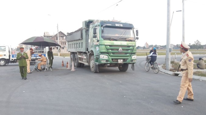 Kiểm tra tải trọng xe tại Duy Tiên - Hà Nam. Ảnh: Sỹ Lực.