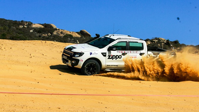 Các tay đua off-road thi tài trên địa hình cát. Ảnh: T.N.L.