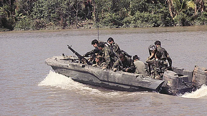 Đội SEAL 1 trên thuyền tấn công xuôi dòng sông Hậu (ảnh chụp tháng 11/1967). Ảnh: J. D. Randall.
