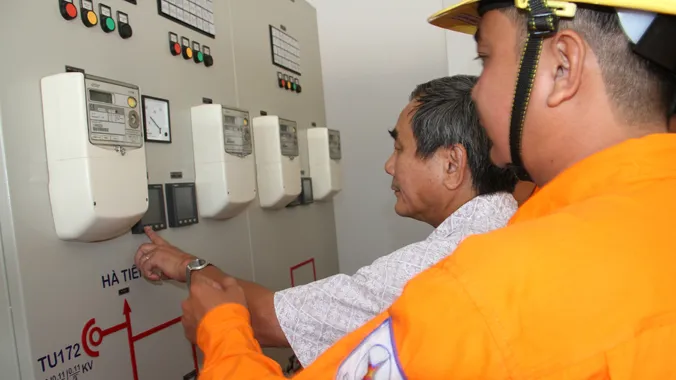 Quản lý hệ thống điện bằng thiết bị hiện đại. Ảnh: ĐD.