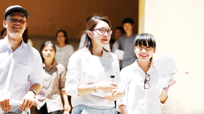 Thí sinh sau giờ làm bài thi quốc gia 2015. Ảnh: Hồng Vĩnh.