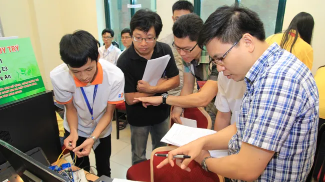 Các bạn học sinh tranh tài với các sản phẩm tin học. Ảnh: Lưu Trinh.
