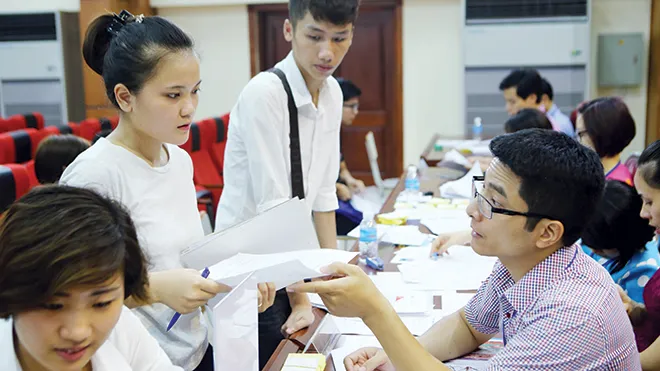 Thí sinh đến làm thủ tục nộp hồ sơ nguyện vọng 2 tại trường ĐHDL Phương Đông. Ảnh: Như Ý.