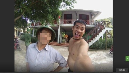 Bức ảnh nhân viên 'vòi tiền' chụp ảnh tự sướng được du khách đăng trên trang web.