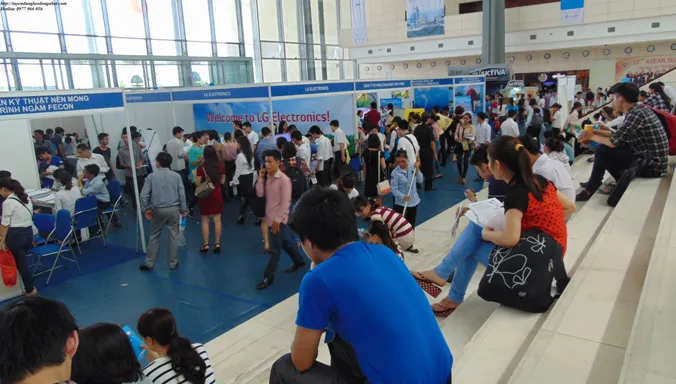 Sinh viên đến tìm việc tại hội chợ việc làm. Ảnh: Hồng Vĩnh.