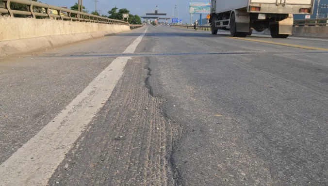 Bong tróc, vết cào trên đường tránh TP Vinh.