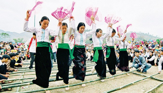 Múa xòe dân tộc Thái. Ảnh: KT.
