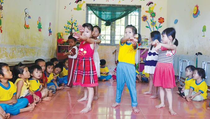 Các cháu thôn Cao Bằng học trong căn phòng chật hẹp.