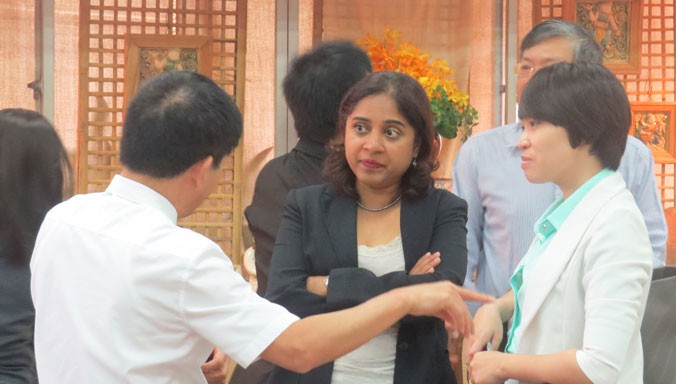 Kiều bào thảo luận trao đổi tại buổi gặp mặt.