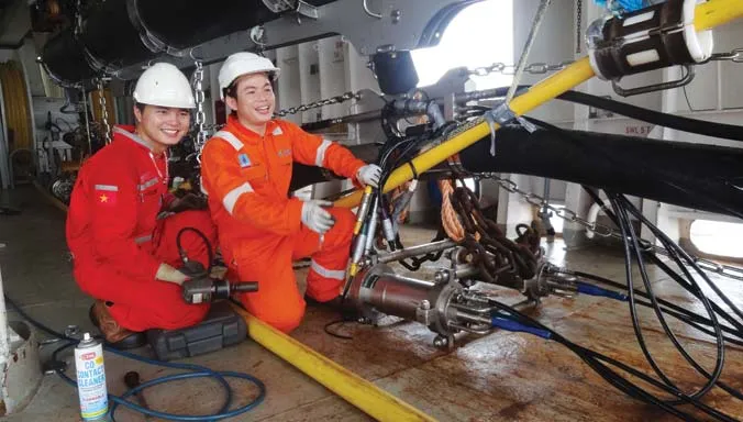 Anh Mai Văn Phương (bên phải) cùng đồng nghiệp kiểm tra các thiết bị trên tàu.