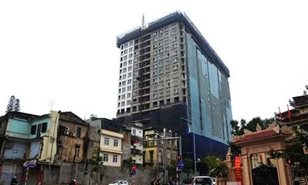 Công trình tòa nhà 8B Lê Trực có nhiều vi phạm trật tự xây dựng. 