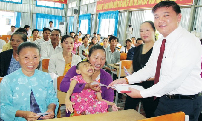 Anh Trần Khắc Tâm trao quà cho người nghèo. Ảnh: Ngọc Khuê.