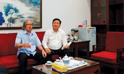 Bí thư Đinh La Thăng tiếp khách trong phòng làm việc.