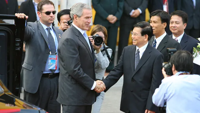 Tổng thống Mỹ G.Bush và Chủ tịch nước Nguyễn Minh Triết tháng 11/2006. Ảnh: Hồng Vĩnh.