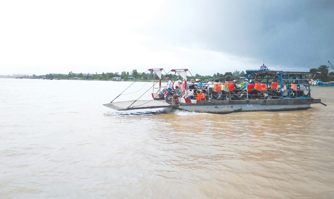 Phà đưa khách sang cù lao Tân Lộc trên sông Hậu. Ảnh: Hòa Hội.
