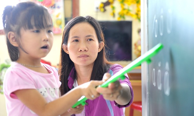 Cô giáo Hoàng Thị Hiếu truyền dạy con chữ đầu tiên cho nhiều trẻ nhỏ trên đảo Cồn Cỏ. Ảnh: Xuân Tùng.