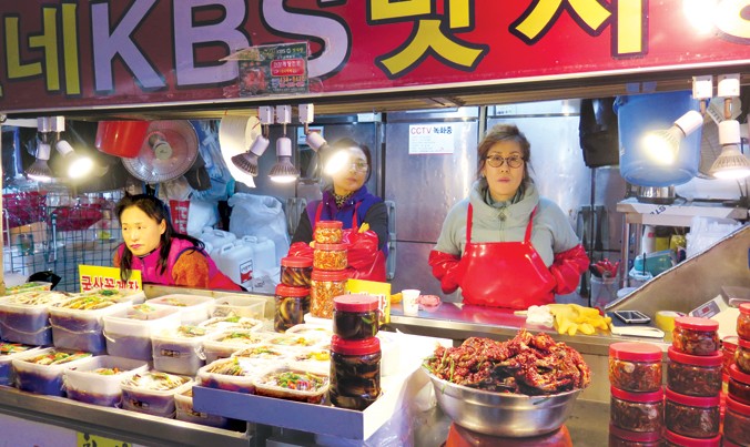 Một khu chợ tại xứ sở Kim Chi có cô dâu Việt buôn bán. Ảnh: Thế Sơn.