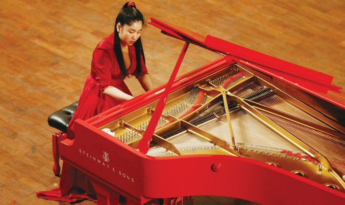 Từ năm 15 tuổi, Bùi Vũ Nguyệt Minh đã được mời làm trợ lý cho Giáo sư, Tiến sĩ Tom Zelle – Nhạc trưởng người Ðức hiện đang giảng dạy tại Ðại học North Park, Chicago, Mỹ.