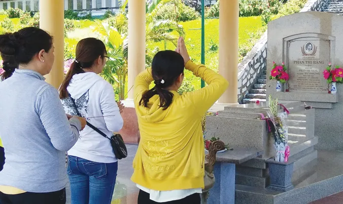 Mộ chị Tư Ràng luôn có hoa trái tươi, và luôn có nhiều người đến viếng.