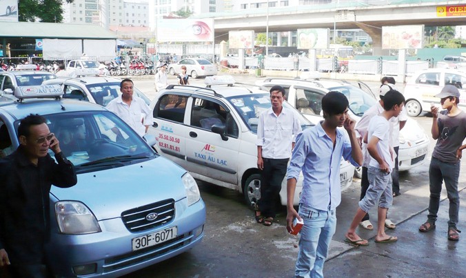 Nhiều hãng taxi truyền thống kiến nghị về hoạt động của Uber, Grab. Ảnh: Anh Trọng.