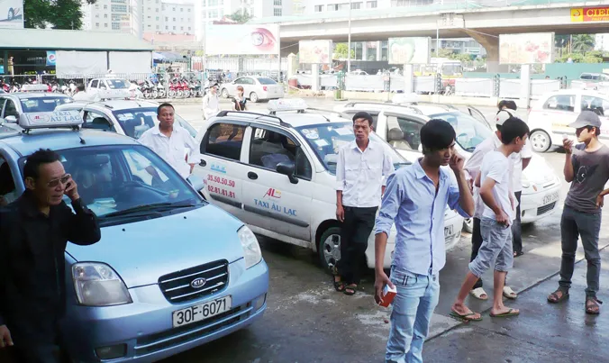 Nhiều hãng taxi truyền thống kiến nghị về hoạt động của Uber, Grab. Ảnh: Anh Trọng.