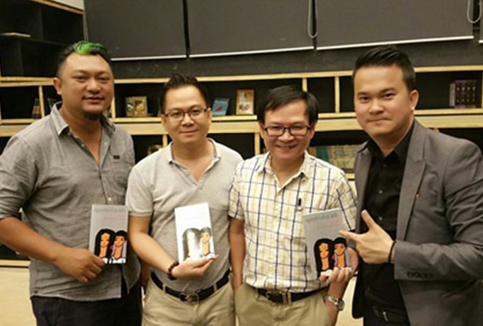 Nhà văn Nguyễn Nhật Ánh (áo ca rô) và ê kíp làm phim.