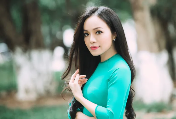 Giọng ca chuyên nhạc đỏ như Lan Anh chuyển sang hát bolero hẳn khiến nhiều khán giả tò mò. Ảnh: Hải Bá.
