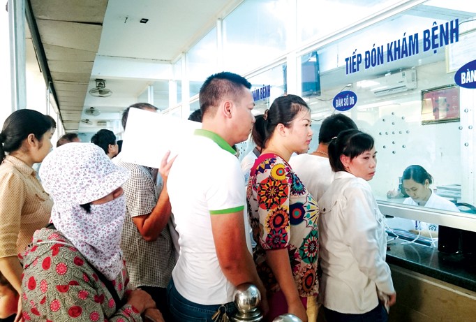 Tăng thuế, theo đề xuất của Bộ Tài chính, bệnh nhân là một trong nhóm đối tượng bị tác động mạnh. Ảnh: Như Ý.